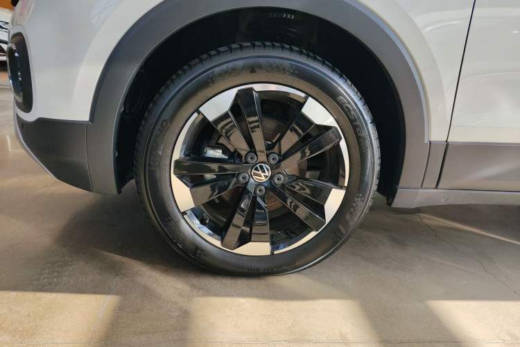 Used Volkswagen Tacqua 2021 280TSI DSG EnjoyPro Smart Connectivity Version Left Front Wheel Hub