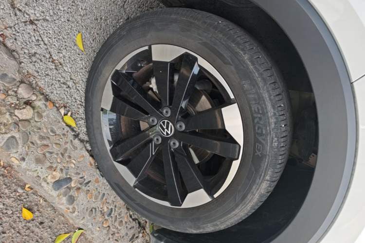 Used Volkswagen Tacqua 2021 200TSI DSG JoyConnect Edition Left Front Wheel Hub