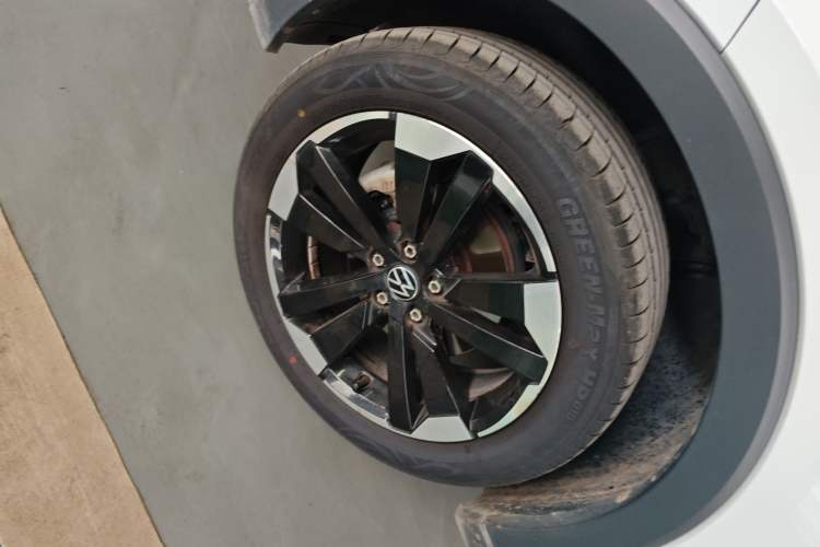Used Volkswagen Tacqua 2021 200TSI DSG JoyConnect Edition Left Front Wheel Hub