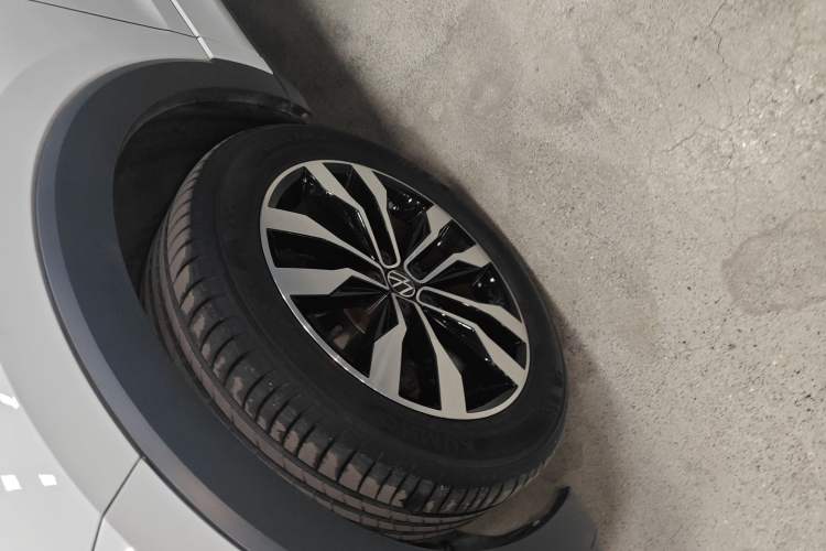 Used Volkswagen Tacqua 2021 280TSI DSG EnjoyPro Smart Connectivity Version Left Front Wheel Hub