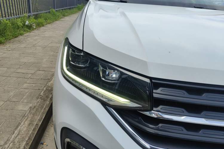 Used Volkswagen Tacqua 2021 1.5L Automatic 30th Anniversary Edition Right Front Headlight