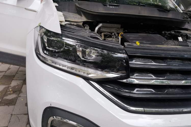 Used Volkswagen Tacqua 2021 1.5L Automatic 30th Anniversary Edition Right Front Headlight