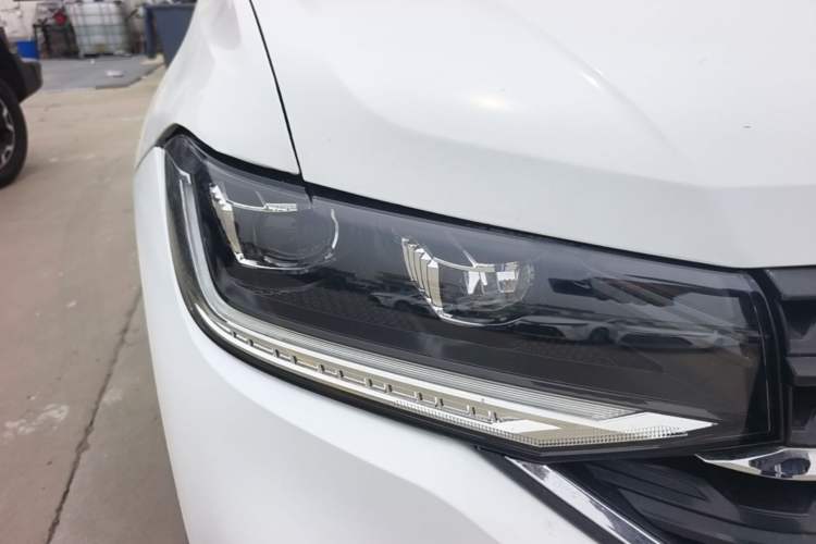 Used Volkswagen Tacqua 2021 1.5L Automatic 30th Anniversary Edition Right Front Headlight