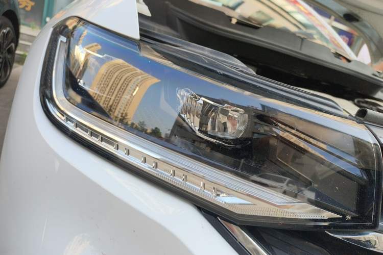 Used Volkswagen Tacqua 2021 1.5L Automatic R-Line Smart Connect Edition Right Front Headlight