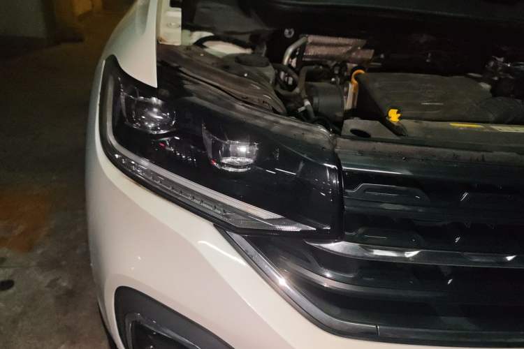 Used Volkswagen Tacqua 2021 1.5L Automatic 30th Anniversary Edition Right Front Headlight