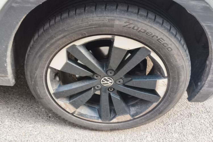Used Volkswagen Tacqua 2021 200TSI DSG JoyConnect Edition Right Front Wheel Hub