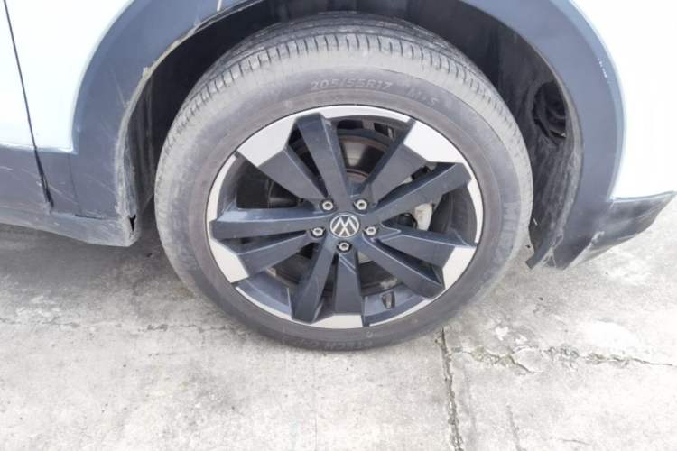 Used Volkswagen Tacqua 2021 200TSI DSG JoyConnect Edition Right Front Wheel Hub