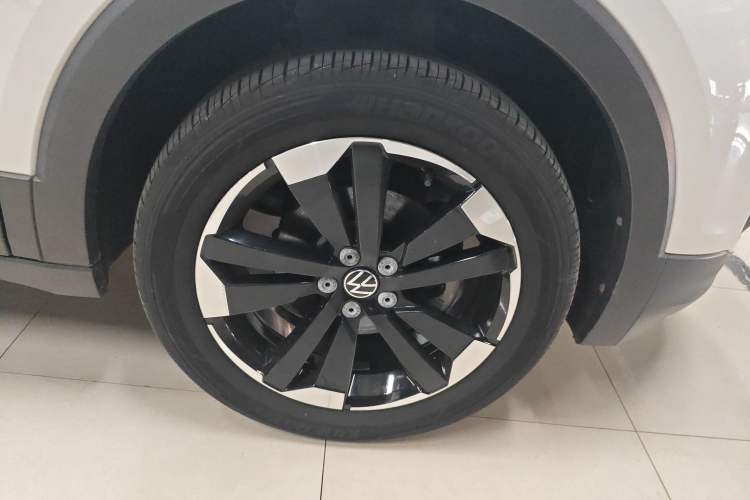 Used Volkswagen Tacqua 2021 1.5L Automatic 30th Anniversary Edition Right Front Wheel Hub