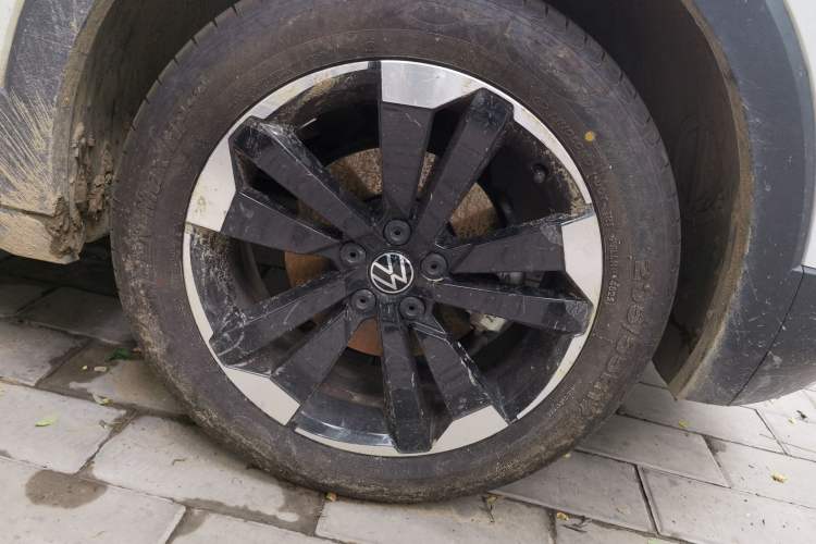 Used Volkswagen Tacqua 2021 1.5L Automatic 30th Anniversary Edition Right Front Wheel Hub