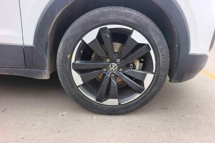 Used Volkswagen Tacqua 2021 1.5L Automatic 30th Anniversary Edition Right Front Wheel Hub