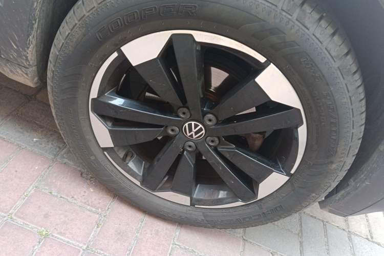 Used Volkswagen Tacqua 2021 1.5L Automatic 30th Anniversary Edition Right Front Wheel Hub