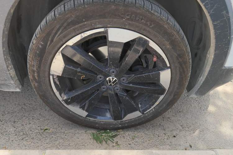 Used Volkswagen Tacqua 2021 200TSI DSG JoyConnect Edition Right Front Wheel Hub