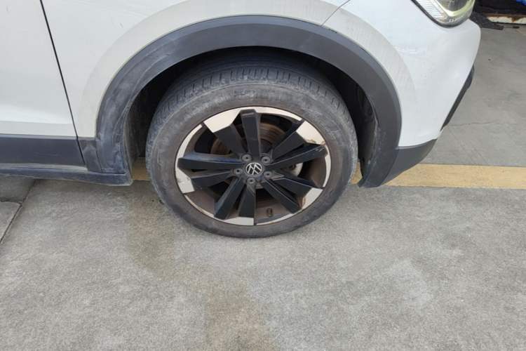 Used Volkswagen Tacqua 2021 1.5L Automatic 30th Anniversary Edition Right Front Wheel Hub