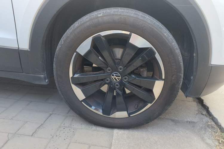 Used Volkswagen Tacqua 2021 1.5L Automatic R-Line Smart Connect Edition Right Front Wheel Hub