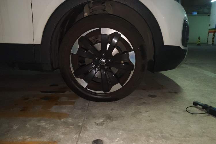 Used Volkswagen Tacqua 2021 1.5L Automatic 30th Anniversary Edition Right Front Wheel Hub