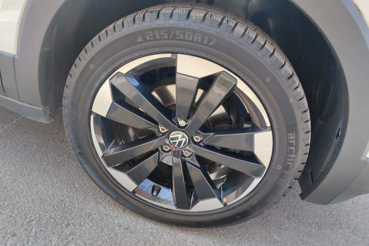 Used Volkswagen Tacqua 2021 1.5L Automatic 30th Anniversary Edition Right Front Wheel Hub