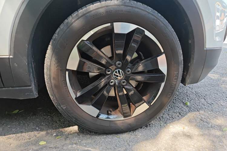 Used Volkswagen Tacqua 2021 1.5L Automatic 30th Anniversary Edition Right Front Wheel Hub