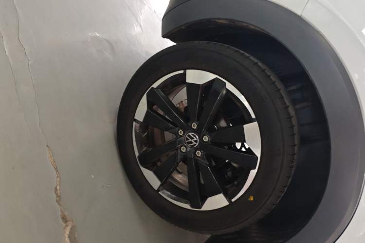 Used Volkswagen Tacqua 2021 200TSI DSG JoyConnect Edition Right Rear Wheel Hub
