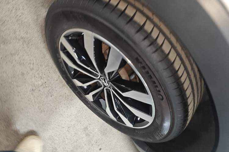 Used Volkswagen Tacqua 2021 280TSI DSG EnjoyPro Smart Connectivity Version Right Rear Wheel Hub