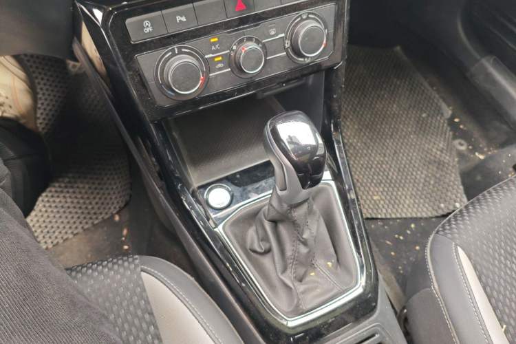 Used Volkswagen Tacqua 2023 200TSI DSG Joy-Connect Edition Gear Lever