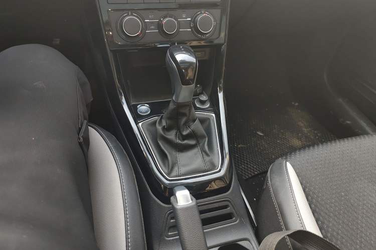 Used Volkswagen Tacqua 2023 200TSI DSG Joy-Connect Edition Gear Lever