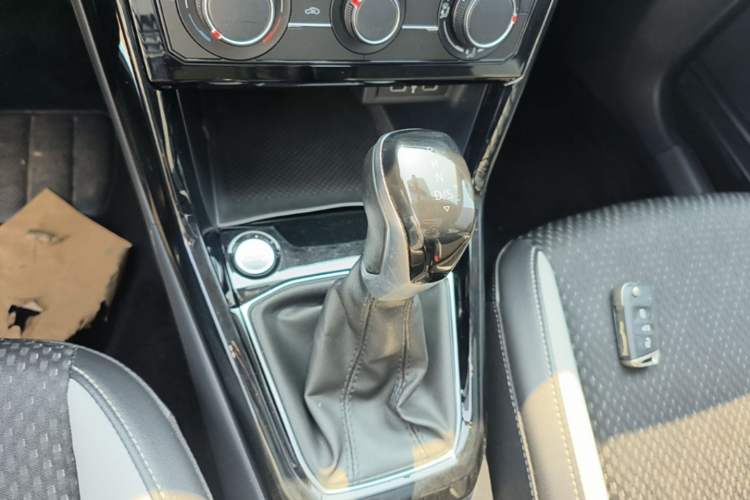 Used Volkswagen Tacqua 2023 200TSI DSG Joy-Connect Edition Gear Lever