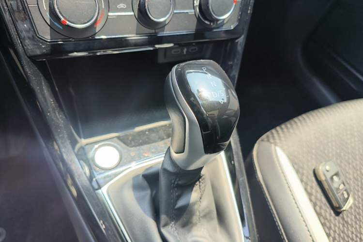Used Volkswagen Tacqua 2023 200TSI DSG Joy-Connect Edition Gear Lever