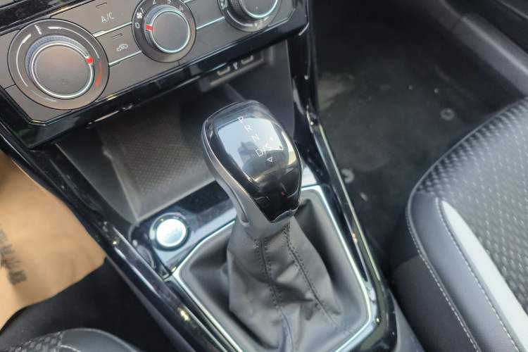 Used Volkswagen Tacqua 2023 200TSI DSG Joy-Connect Edition Gear Lever