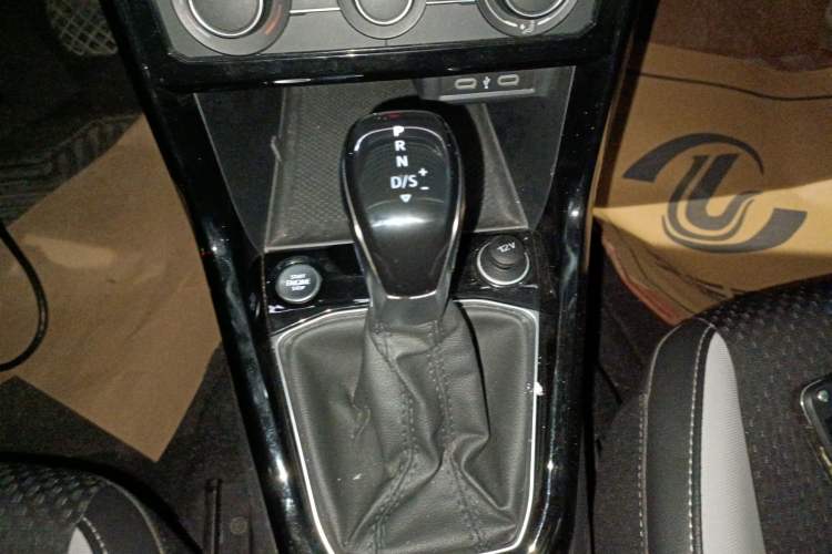 Used Volkswagen Tacqua 2023 200TSI DSG Joy-Connect Edition Gear Lever