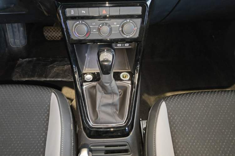 Used Volkswagen Tacqua 2023 200TSI DSG Joy-Connect Edition Gear Lever