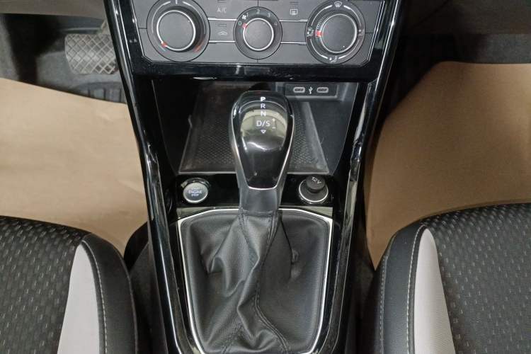 Used Volkswagen Tacqua 2023 200TSI DSG Joy-Connect Edition Gear Lever