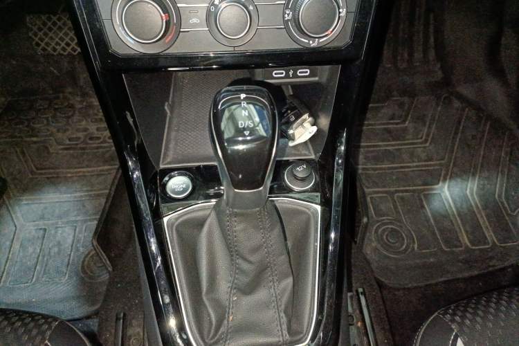 Used Volkswagen Tacqua 2023 200TSI DSG Joy-Connect Edition Gear Lever