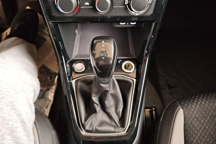 Used Volkswagen Tacqua 2023 200TSI DSG Joy-Connect Edition Gear Lever