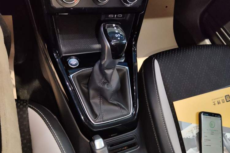 Used Volkswagen Tacqua 2023 200TSI DSG Joy-Connect Edition Gear Lever