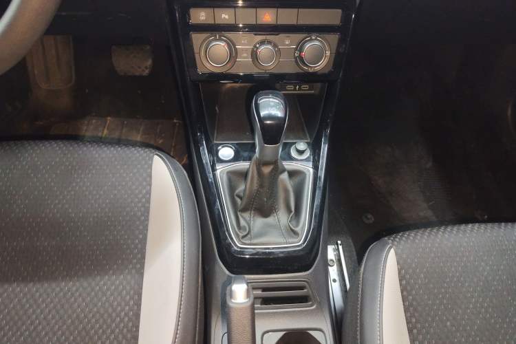 Used Volkswagen Tacqua 2023 200TSI DSG Joy-Connect Edition Gear Lever