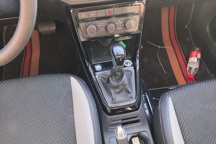 Used Volkswagen Tacqua 2023 200TSI DSG Joy-Connect Edition Gear Lever