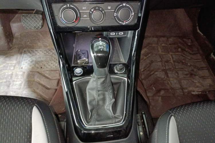 Used Volkswagen Tacqua 2023 200TSI DSG Joy-Connect Edition Gear Lever