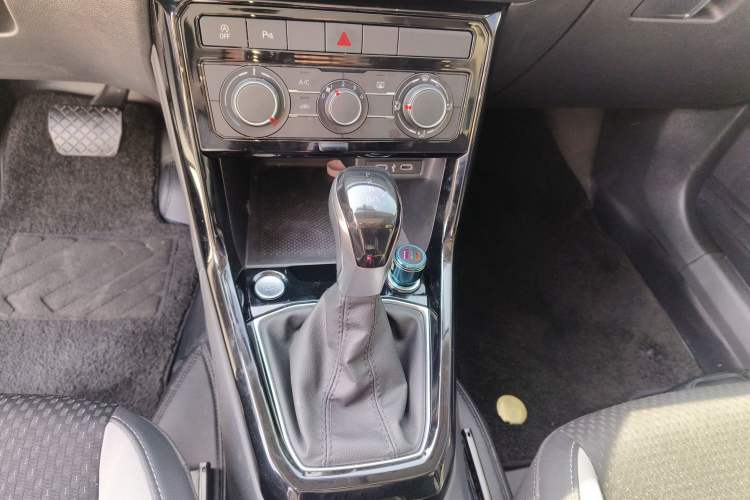 Used Volkswagen Tacqua 2023 200TSI DSG Joy-Connect Edition Gear Lever
