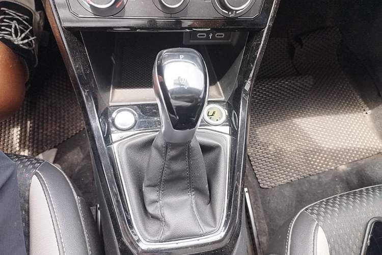Used Volkswagen Tacqua 2023 200TSI DSG Joy-Connect Edition Gear Lever
