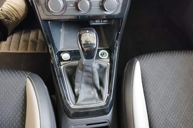 Used Volkswagen Tacqua 2023 200TSI DSG Joy-Connect Edition Gear Lever