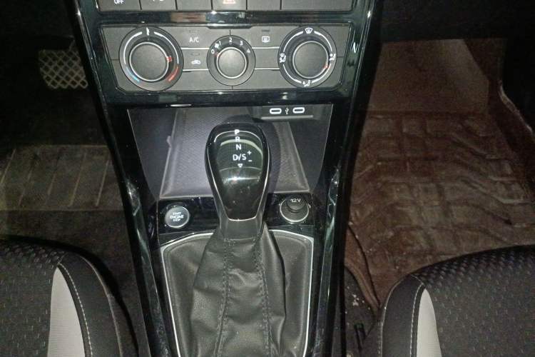 Used Volkswagen Tacqua 2023 200TSI DSG Joy-Connect Edition Gear Lever