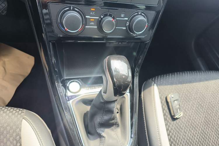 Used Volkswagen Tacqua 2023 200TSI DSG Joy-Connect Edition Gear Lever