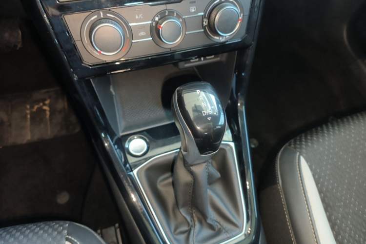 Used Volkswagen Tacqua 2023 200TSI DSG Joy-Connect Edition Gear Lever