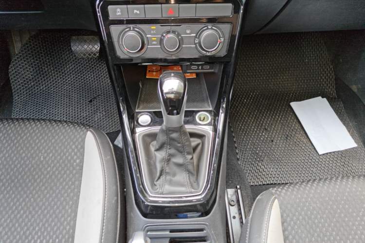 Used Volkswagen Tacqua 2023 200TSI DSG Joy-Connect Edition Gear Lever
