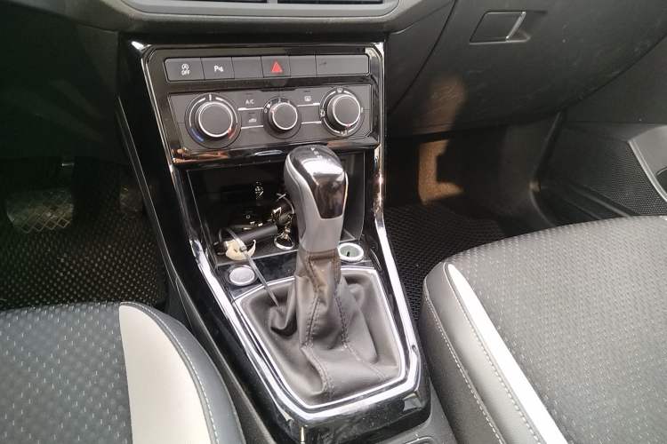 Used Volkswagen Tacqua 2023 200TSI DSG Joy-Connect Edition Gear Lever