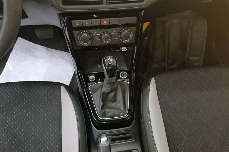 Used Volkswagen Tacqua 2023 200TSI DSG Joy-Connect Edition Gear Lever