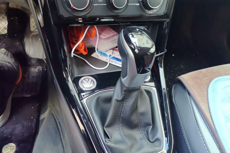Used Volkswagen Tacqua 2023 200TSI DSG Joy-Connect Edition Gear Lever