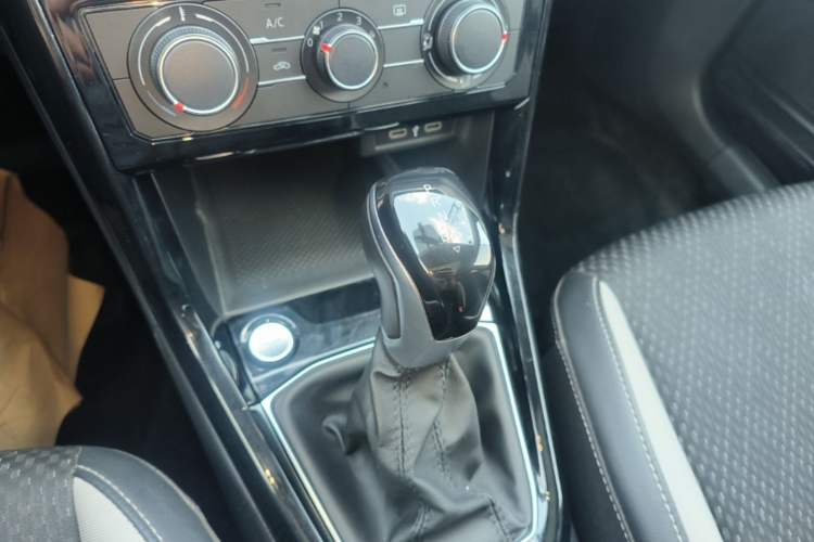 Used Volkswagen Tacqua 2023 200TSI DSG Joy-Connect Edition Gear Lever