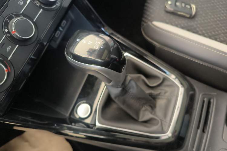 Used Volkswagen Tacqua 2023 200TSI DSG Joy-Connect Edition Gear Lever