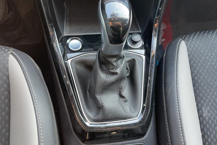 Used Volkswagen Tacqua 2023 200TSI DSG Joy-Connect Edition Gear Lever